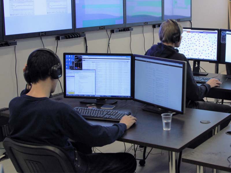 Центр управления безопасностью. Компьютер в банке. Технологии кибербезопасности. Техническая выставка. Ит профессии.