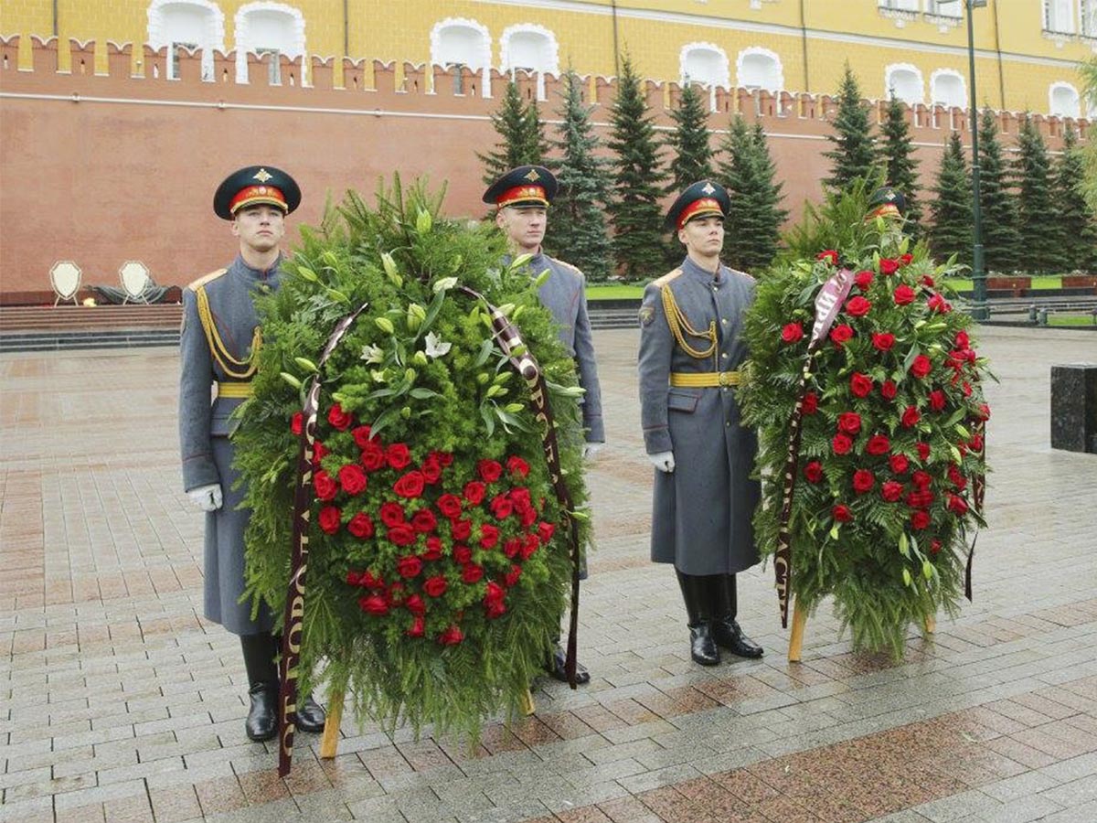 Возложение цветов к памятнику какие цветы. Возложение венков. Венки для возложения к памятнику. Корзина цветов для возложения к памятнику. Возложение венков на 9 мая.